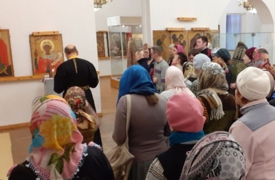 В Художественном музее Череповца священник совершил молебен перед старинной иконой святой Параскевы Пятницы