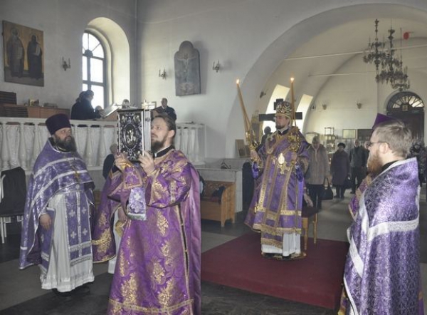 Епископ Флавиан совершил вечерню с Литургией Преждеосвященных Даров в храме Рождества Христова