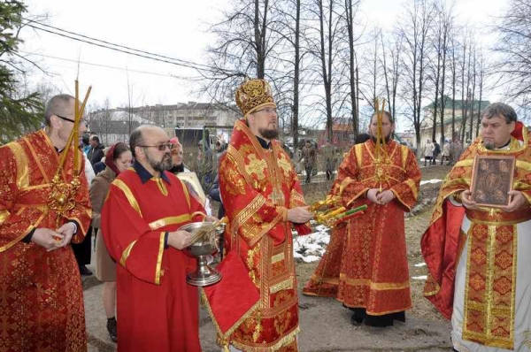 Епископ Флавиан совершил Литургию и крестный ход в Сретенском храме города Вытегры