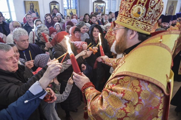 Благодатный огонь доставлен в Воскресенский кафедральный собор Вологды