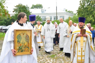 Епископ Флавиан совершил Божественную литургию в кафедральном Спасо-Преображенском соборе Белозерского кремля