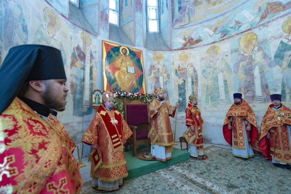 В день апостола Фомы торжества празднования Пасхи в Вологодской митрополии продолжились соборным совершением Литургии в Софийском кафедральном соборе Вологды