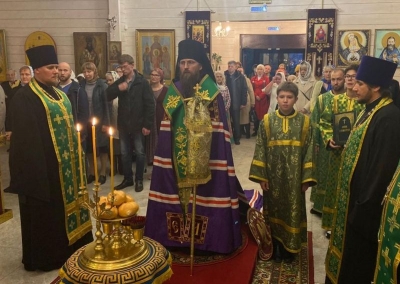 В канун престольного праздника храма преподобного Сергия Радонежского епископ Игнатий совершил всенощное бдение