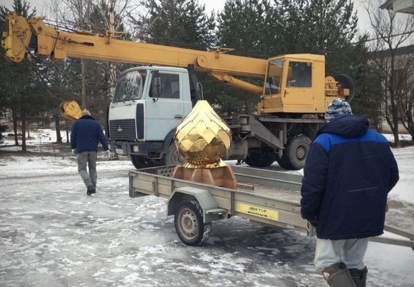 В деревне Литега над куполом временного помещения для богослужений воссиял крест