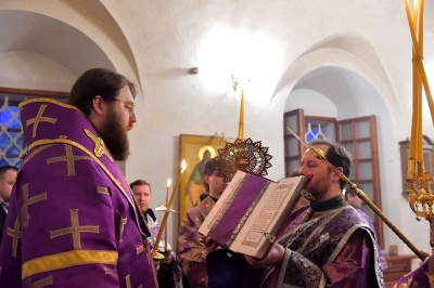 Накануне праздника Торжества Православия митрополит Игнатий совершил Всенощное бдение в храме Ионна Предтечи в Рощенье