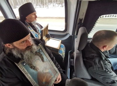 В Кириллове состоялся автомобильный крестный ход с молитвой духовенства о прекращении коронавирусной инфекции
