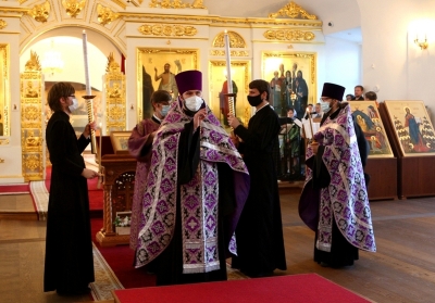 В воскресный день студенты семинарии молились за богослужениями в кафедральном соборе Вологды