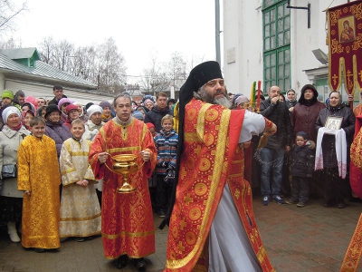 В Фомино воскресенье в Воскресенском соборе Череповца состоялась Литургия и крестный ход