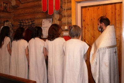 В храме исправительной женской колонии состоялось таинство Крещения
