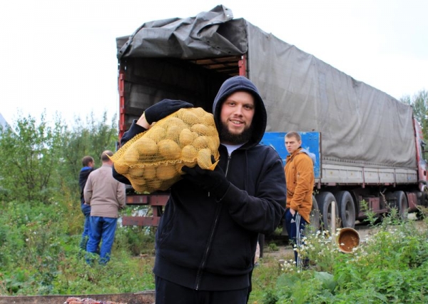 Студенты и сотрудники Вологодской духовной семинарии потрудились на разгрузке картофеля