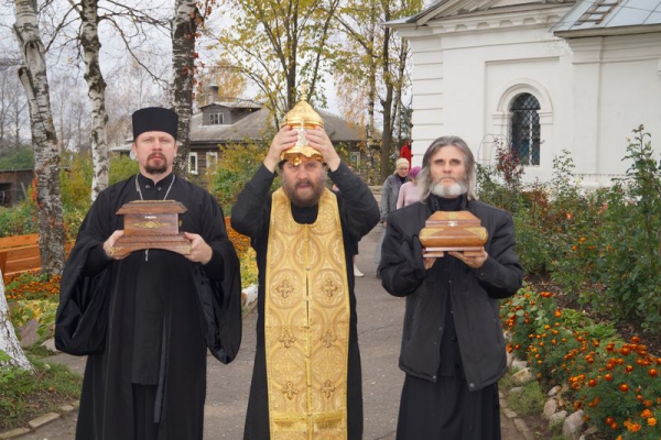 Верующие Белозерска проводили святыни Спасо-Яковлевского Димитриева монастыря