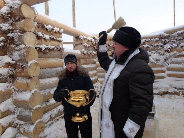 В строящемся храме поселка Городище совершили молебен