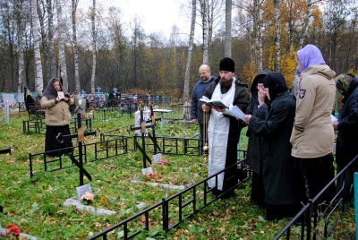 На кладбище деревни Аксеново прошла панихида по монахиням Леушинского монастыря