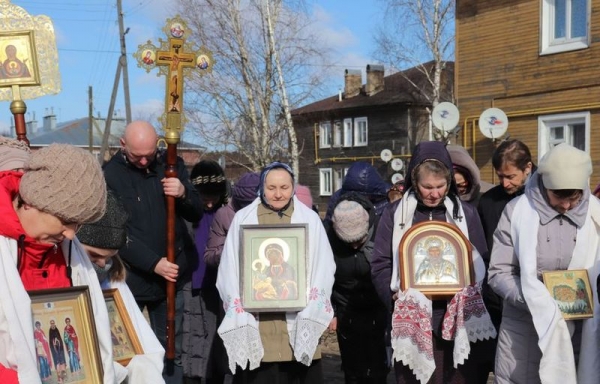 Прихожане Никольского храма села Устье помолились о прекращении болезненного поветрия