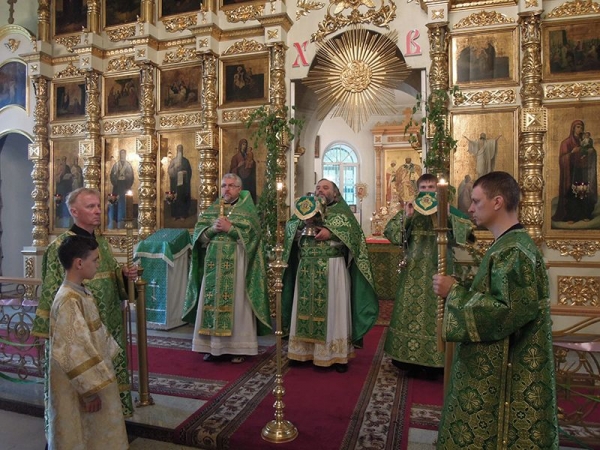 Прихожане Воскресенского собора города Череповца отпраздновали день Святой Троицы