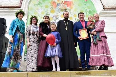 Праздничное мероприятие ко Дню семьи, любви и верности состоялось на подворье Никольского храма во Владычной слободе