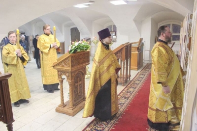 В воскресный день студенты семинарии молились за богослужением в кафедральном соборе Вологды