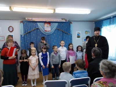 Воспитанники грязовецкой воскресной школы поздравили жительниц Дома ветеранов с весенним женским праздником