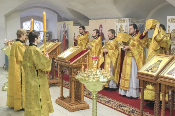В Неделю о Страшном суде студенты семинарии молились за богослужением в кафедральном соборе Вологды