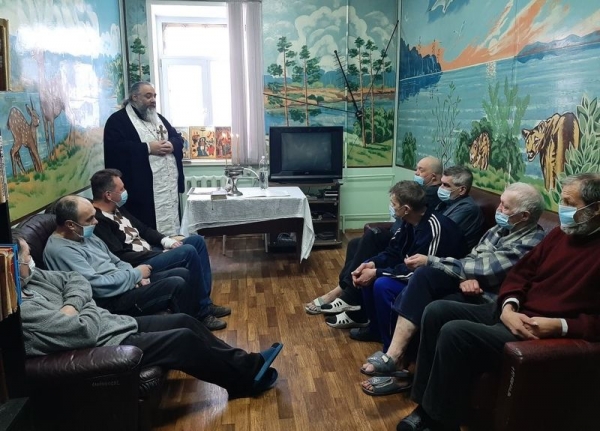 Руководители двух профильных отделов Череповецкой епархии посетили насельников комплексного центра «Забота»