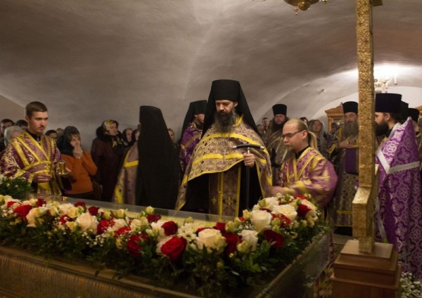 Семинаристы в канун памяти преподобного Димитрия Прилуцкого помолились перед его мощами