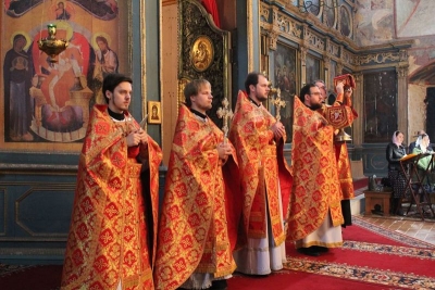 Студенты Вологодской семинарии молились на праздничной службе в Неделю о слепом