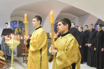В воскресный день студенты Вологодской семинарии молились за богослужениями в семинарском храме