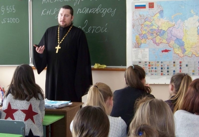 Иерей Артемий Скворцов провёл урок о священстве в школе №18 города Вологды