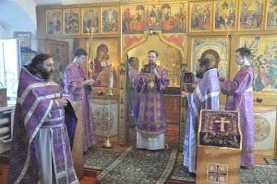 В неделю Крестопоклонную, епископ  Флавиан совершил Литургию в Успенском соборном храме Белозерска