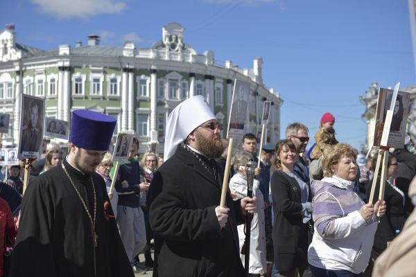 В День Победы митрополит Игнатий прошел в колонне «Бессмертного полка»