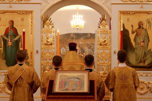 Студенты духовной семинарии молились за воскресным богослужением в кафедральном соборе Вологды
