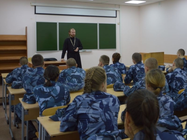 Протоиерей Александр Лебедев побеседовал с вологодскими курсантами о вечных вопросах человеческого бытия