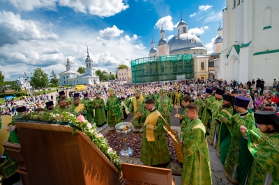 В день празднования всех Вологодских святых иерархи Русской Церкви совершили Литургию в Софийском кафедральном соборе и молебен на Соборной площади