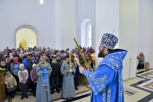 В восстанавливаемом Казанском храме поселка Шексна митрополит Игнатий в праздник Казанской иконы Божией Матери совершил Литургию