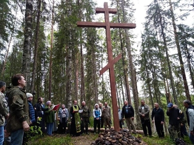 Приход Прокопьевского собора организовал паломническую поездку к поклонному кресту на месте выпадения каменной тучи