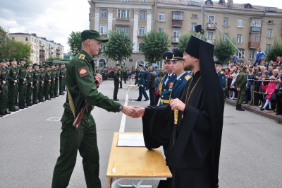 На площади Металлургов курсанты института радиоэлектроники принимали воинскую присягу