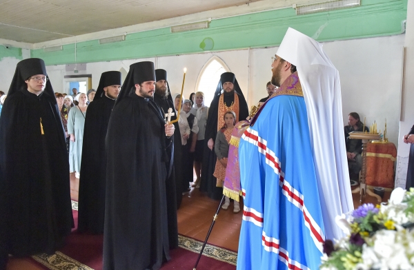 В возрождаемой Заоникиевой Богородице-Владимирской мужской пустыни митрополит Игнатий впервые за сто лет совершил всенощное бдение и монашеский постриг