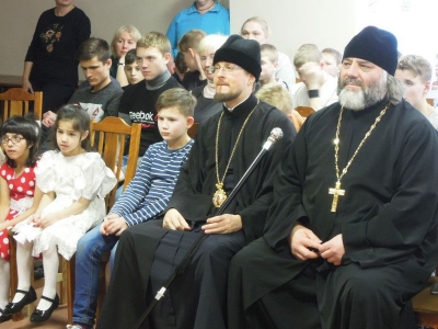 Епископ Флавиан и сотрудники епархии поздравили детей социального центра с Рождеством Христовым