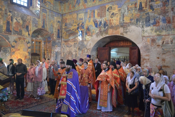 ﻿   В день празднования Рождества Иоанна Предтечи епископ Игнатий освятил Иоанно-Предтеченский храм в Рощенье