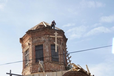 Над куполом восстанавливаемого Тихвинского храма на Стриге установили крест