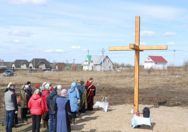 В деревне Ирдоматка установили и освятили поклонный крест