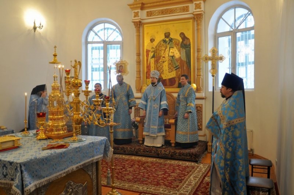 Епископ Флавиан совершил Литургию в храме Архиерейского Воскресенского подворья города Череповца