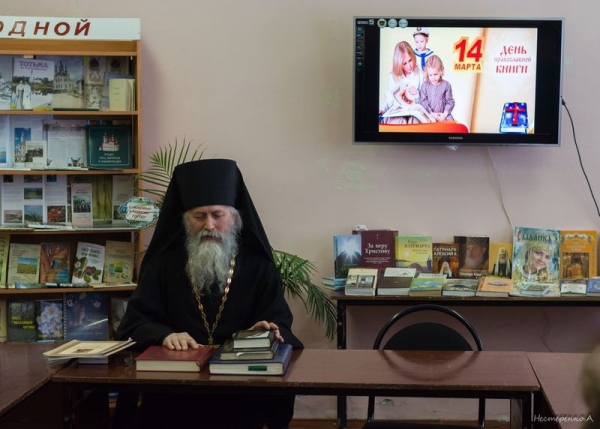 Насельники Спасо-Суморина монастыря провели духовную беседу с читателями библиотеки города Тотьмы