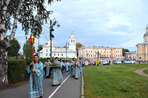 Торжественный чин Погребения плащаницы Пресвятой Богородицы при большом стечении верующих был совершен в Софийском Успенском кафедральном соборе