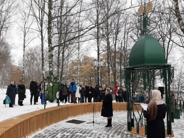 На Соборной горке в Череповце появилась беседка для молодоженов