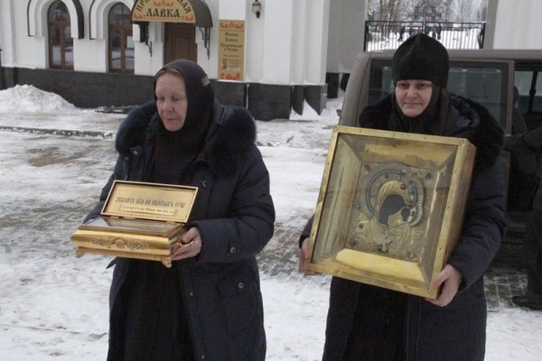 В Череповецкую епархию доставили святыни из Свято-Успенского Вышенского женского монастыря