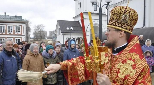 Епископ Флавиан совершил Литургию и крестный ход в понедельник Светлой седмицы