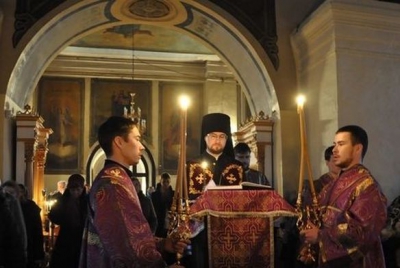 Епископ Флавиан совершил Великое повечерие в Архиерейском Воскресенском соборе