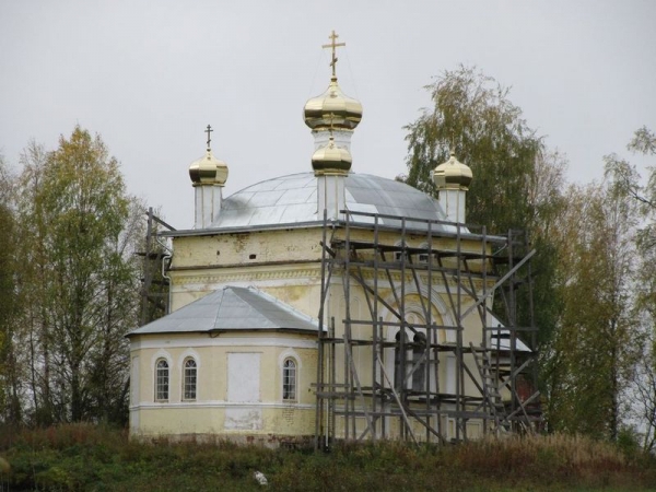 В деревне Кочевар Верховажского района продолжается благоукрашение храма