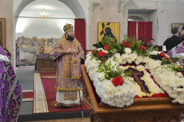 Праздничную Литургию в Воскресенском кафедральном соборе в день двунадесятого праздника Воздвижения Честнаго и Животворящего креста Господня возглавил митрополит Игнатий